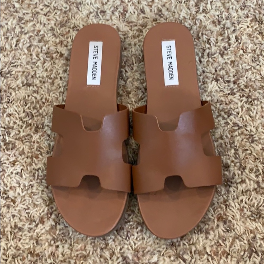 Cute H sandals